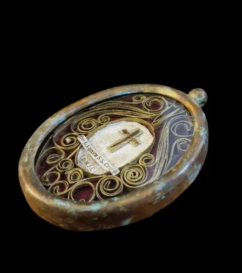 Reliek, relikwie; Echt hout van het Heilig Kruis; Ex Lignum D.N.J.C (1) - Brons (verguld), Gouden cartouche. - Tweede helft 19e eeuw