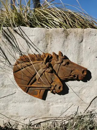 Figuur/beeld, Horse heads - IJzer (gegoten) - recent