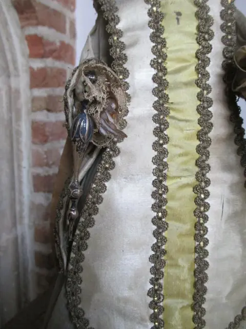 19e eeuws religieus beeld St Antoine de Padoue in was met afwerking in - was, zijde en brocaat - 19e eeuw