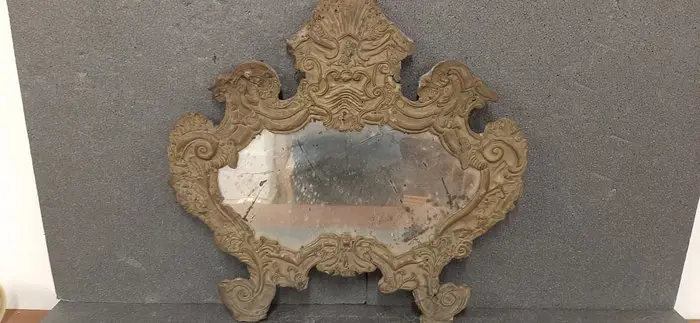 Cartagloria met spiegel - hout en reliëf koper - Eind 19e eeuw