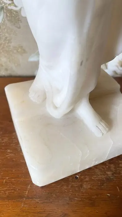 Beeld, vrouwenfiguur met amfora, gesigneerd "Römhild" en gemerkt "BW" (1) - Albast - Begin 20e eeuw