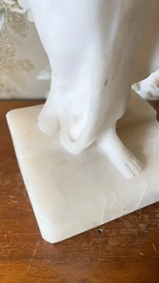 Beeld, vrouwenfiguur met amfora, gesigneerd "Römhild" en gemerkt "BW" (1) - Albast - Begin 20e eeuw