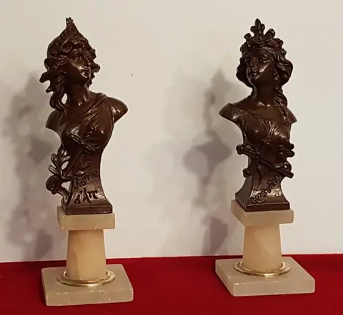 2 beautiful busts of Joan of Arc and Genevieve - Albast, Legering, Zinklegering, bronze colored - Eind 19e eeuw