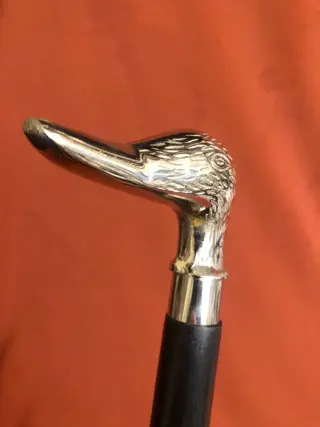 Een jacht-, zelfverdedigings-, wandelstok voor eenden. Handvat uitgevoerd als eendenkop - verzilverd messing en zwart hout - 20e eeuw