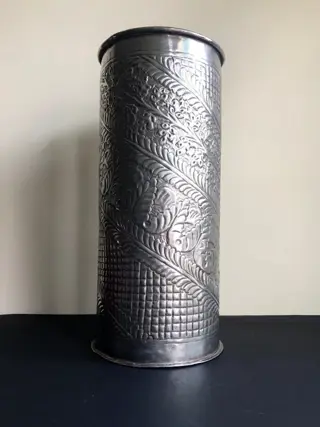 Wandelstokhouder versierd met elegante gravures - Zilver metallic legering - 20e eeuw