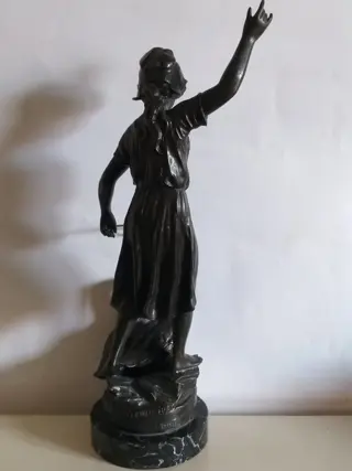 Según Ferville Suan (1847-1925) - Beeld, Mooie jonge vrouw die ganzen draagt - 48 cm hoog (1) - Brons (gepatineerd), Marmer - Midden 20e eeuw