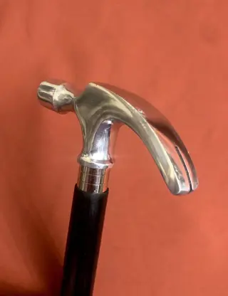 Bijzondere wandelstok. Handvat uitgevoerd als hamer - Verzilverd brons en zwart hout - 20e eeuw