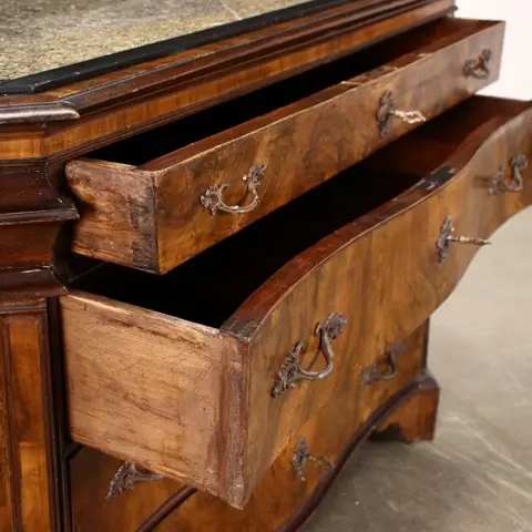 Commode - Barok - Marmer, Walnoot - Eerste helft 18e eeuw