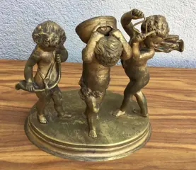D'après Clodion - Beeld, Putti-scène, drie putti-muzikanten (1) - Brons (verguld) - Eind 19e eeuw