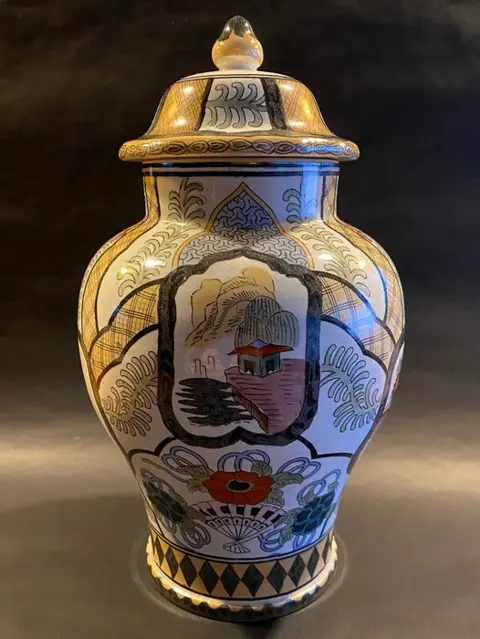 Sphinx v/h Petrus Regout & Co - Dekselvaas met polychroom decor - Aardewerk