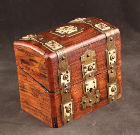 Kistje met parfumflesjes - Been, Glas, Hout - 19e eeuw