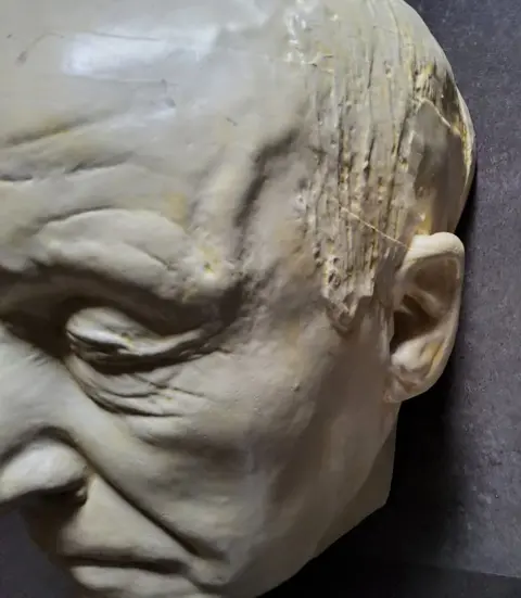 Naar Jules Lagae (1862-1931) - Dodenmasker van Vlaams dichter Guido Gezelle ( 1830-1899) (1) - Gips - 20e eeuw