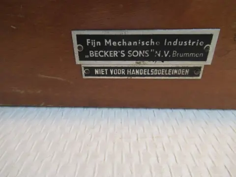 Completesets:BlokLaboratoriumgewichten - Nederland en Handelsgewichten - Oostenrijk. - Messing - Eerste helft 20e eeuw