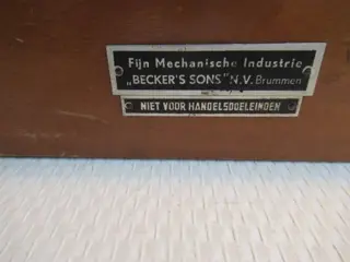 Completesets:BlokLaboratoriumgewichten - Nederland en Handelsgewichten - Oostenrijk. - Messing - Eerste helft 20e eeuw