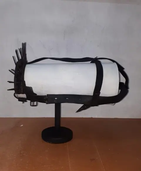 Hondenhalsband ter verdediging tegen wolven. carlanca - IJzer (gesmeed), Leder - 19e eeuw