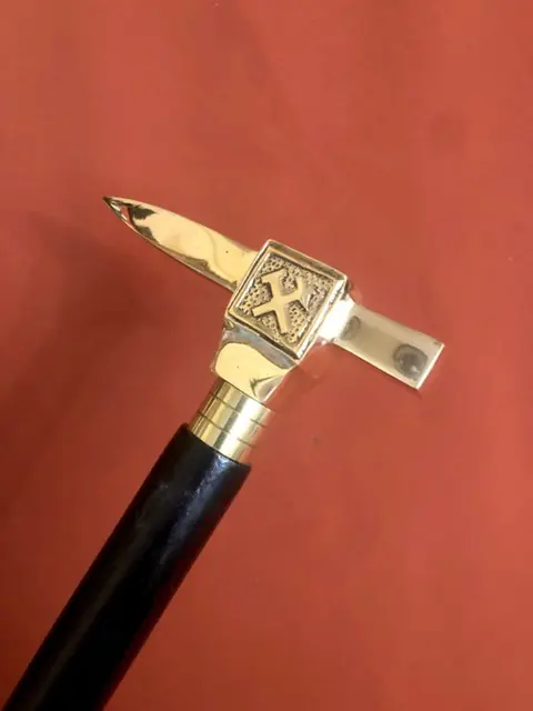 Een zelfverdediging, ongebruikelijke wandelstok. Handvat ontworpen als een overweldigende pioenroos - verzilverd brons en zwart hout - 20e eeuw