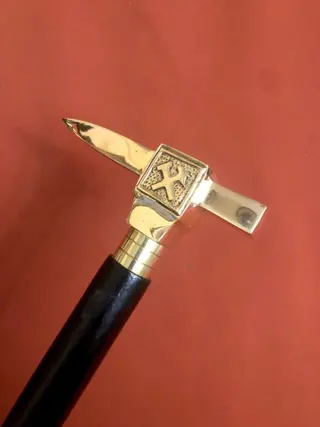 Een zelfverdediging, ongebruikelijke wandelstok. Handvat ontworpen als een overweldigende pioenroos - verzilverd brons en zwart hout - 20e eeuw