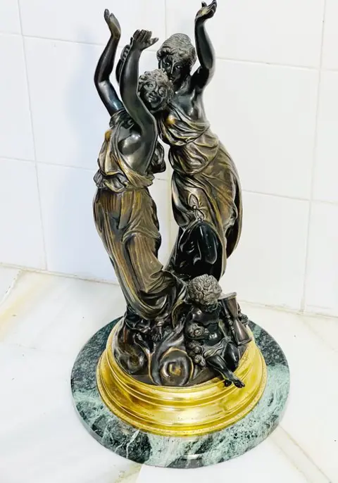 Estilo Claude Michel, Clodion - Groep, Groot beeld van muzen - 57 cm - Brons, Marmer - Eerste helft 20e eeuw