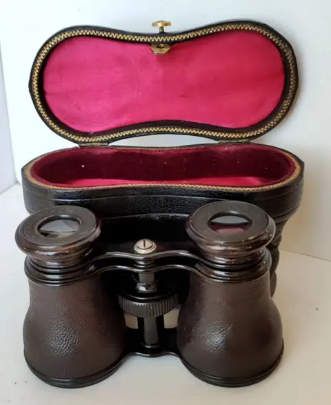 Theater verrekijker - Leder, zwart geëmailleerd messing - begin 1900