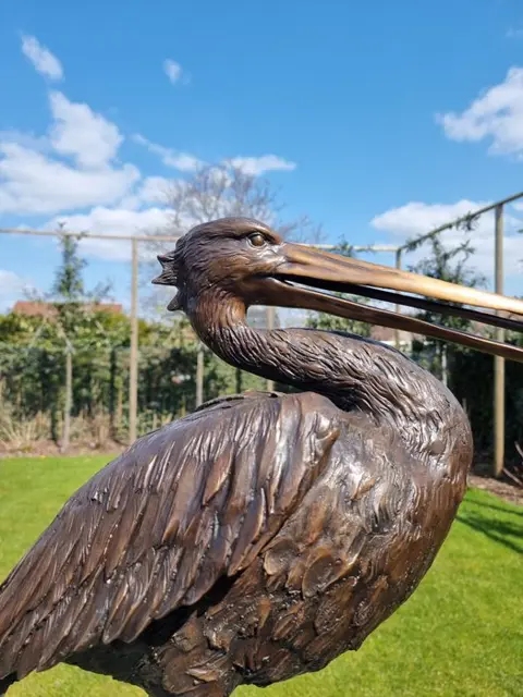 Beeld, Fontein, Levensgrote Pelikaan - Brons - recent
