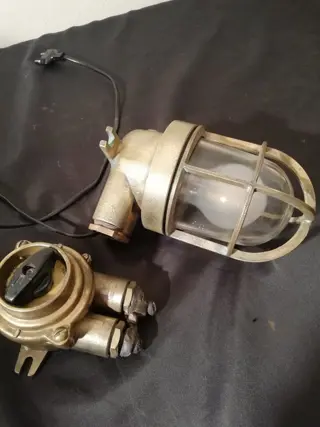 Zwaar uitgevoerde kooilamp en schakelaar voor de doorgang van het schip (2) - Brons Glas glob elektrische componenten - 20e eeuw