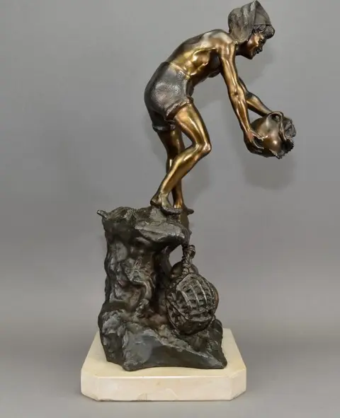 Beeld, Groot beeld van een visser die op een rots staat - 47cm (1) - Marmer, Zinklegering - Midden 20e eeuw