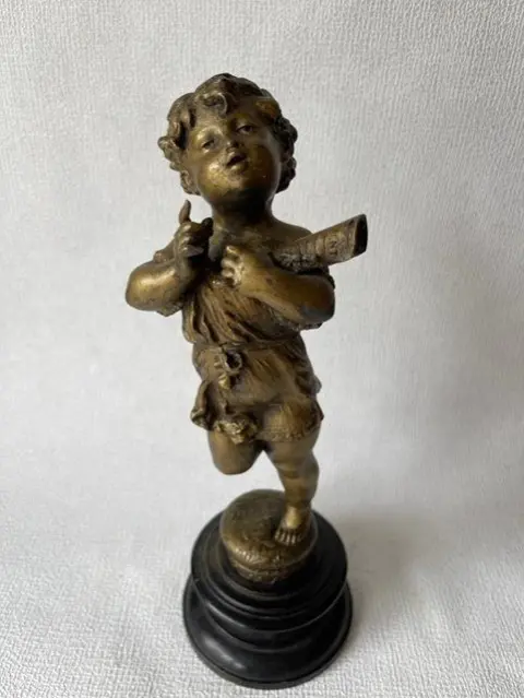 Beeld, putto op gezwarte sokkel - Hout, Zinklegering - Eind 19e eeuw