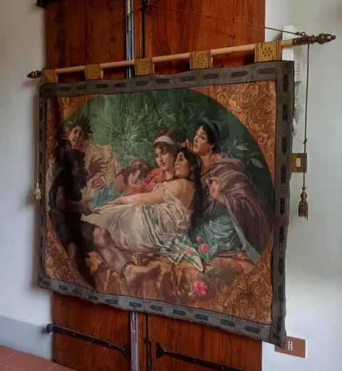 Grote Geschilderde Banier - Grassap - 132 cm - "Aesop's Fables" - Textiel - ca. 1900