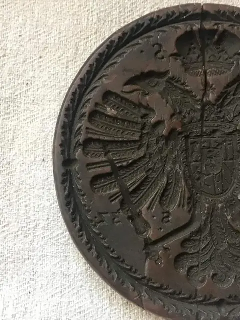 Botervorm met Habsburgs keizerlijk wapen - donkere was - Begin 18e eeuw