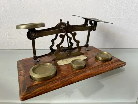 Postbalans (Weegschaal) - Brons, Hout - Begin 20e eeuw