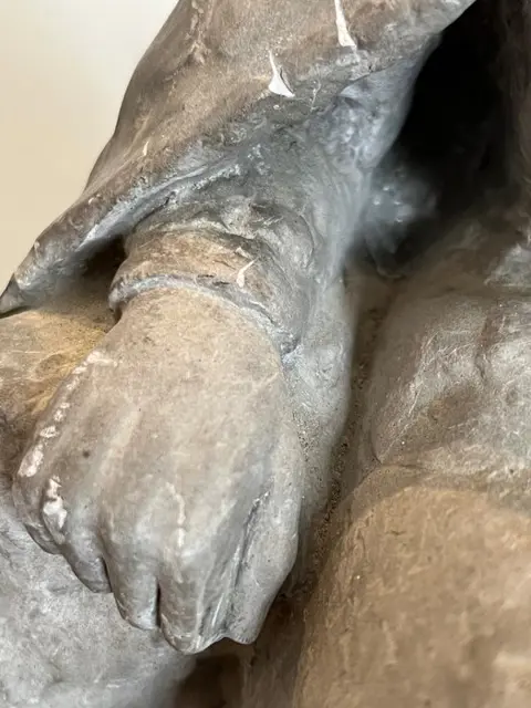 Beeld, vrouw met mandje eieren, gesigneerd F Trinque - gips mengsel - Eind 19e eeuw