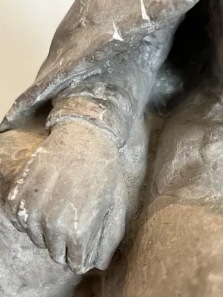 Beeld, vrouw met mandje eieren, gesigneerd F Trinque - gips mengsel - Eind 19e eeuw