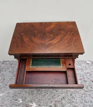 Klein bureau of werktafel op fraaie lier-vormige poten - Mahonie, Gespiegeld Cuba Mahonie Fineer - Eerste helft 19e eeuw