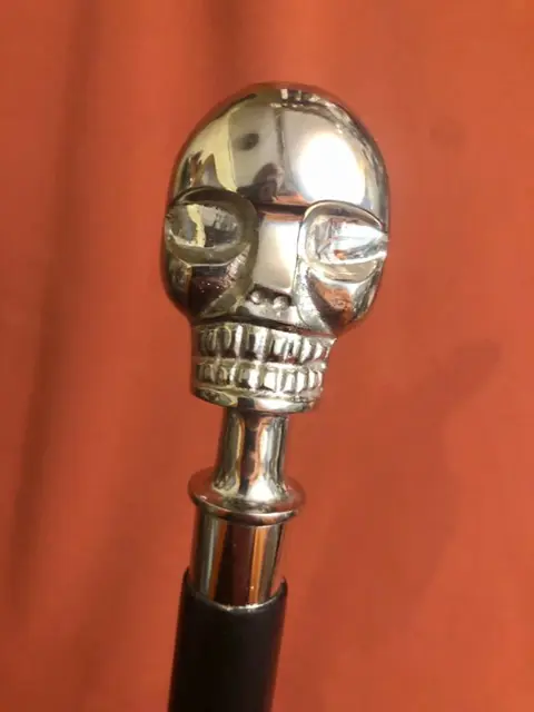 Een indrukwekkende, VRIJMETSELAAR "vanitas vanitatis" "memento morí" zelfverdediging, wandelstok. - verzilverd brons en hout - 20e eeuw