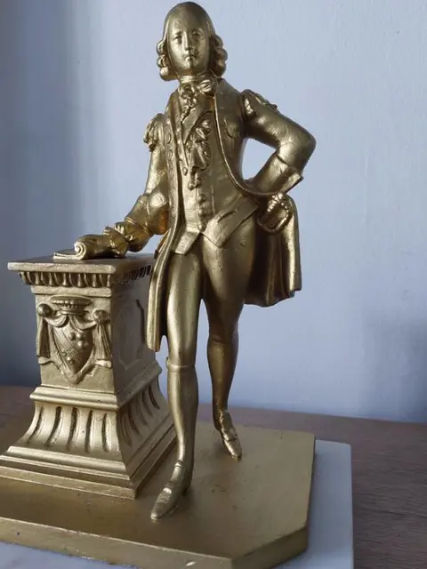 Beeld, elegante mannenfiguur in 18e eeuwse klederdracht - Zinklegering, goudkleurig gepatineerd metaal - Eerste helft 20e eeuw