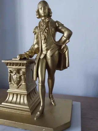 Beeld, elegante mannenfiguur in 18e eeuwse klederdracht - Zinklegering, goudkleurig gepatineerd metaal - Eerste helft 20e eeuw