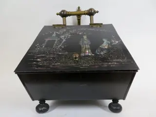 Kolenkit / openhaard bak met Oosterse figuren. - metaal, messing, parelmoer - Begin 20e eeuw