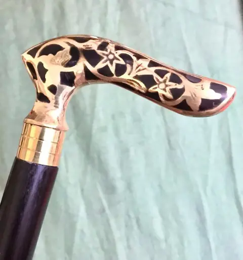 Een Art Nouveau stijl, stijlvolle wandelstok. Handvat uitgevoerd als niello verguld brons zwart - Brons, Hout - 20e eeuw