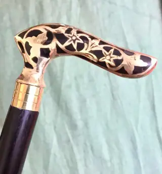 Een Art Nouveau stijl, stijlvolle wandelstok. Handvat uitgevoerd als niello verguld brons zwart - Brons, Hout - 20e eeuw