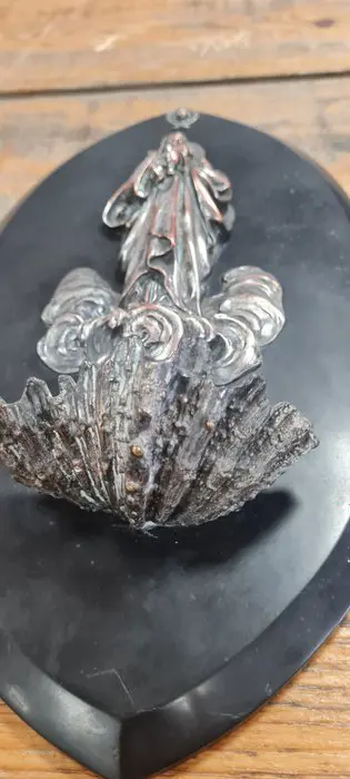 Maagd en kind, Wijwaterbak, Leopold Oudryhuis (1854-1882?) - Brons (verzilverd) - Tweede helft 19e eeuw