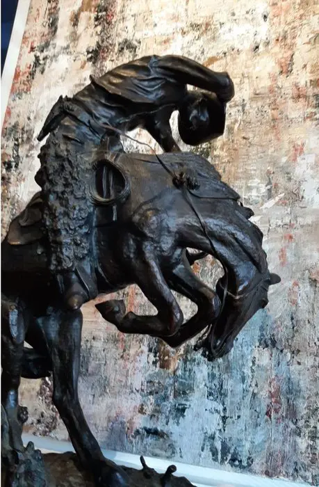 After the model of Frederic Sackrider Remington (1861-1909) - Een groot beeld van een cowboy te paard, bekend als "ratelslang" - 58,7 cm - Brons - Eerste helft 20e eeuw