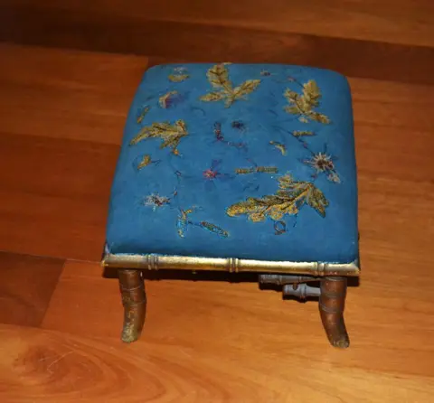 Descansador de pés (1) - Hout, Linnen - Eind 19e eeuw