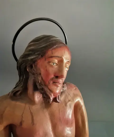 Ecce Homo - Polychroom terracotta beeld op verguld houten voetstuk - Aardewerk - 19e eeuw
