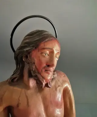 Ecce Homo - Polychroom terracotta beeld op verguld houten voetstuk - Aardewerk - 19e eeuw
