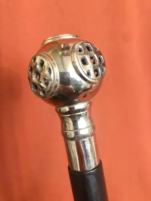 Een stijlvolle nieuwe duikhelm wandelstok - Handvat ontworpen als een oude duikhelm - verzilverd messing - Tweede helft 20e eeuw
