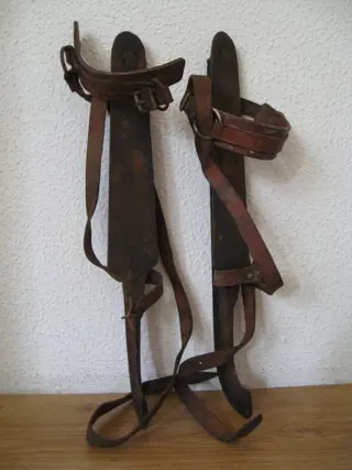 2 Pair Authentic Skates with Leather Straps and Laces, Marked. (4) - wood, iron, leather - Eerste helft 20e eeuw