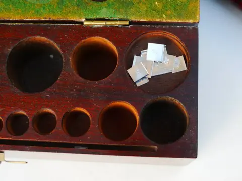 Mahonie kistje met geijkte gewichten; compleet. - Messing - 20e eeuw