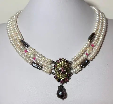 Exclusief collier, van White Pearl en Black Keshi TOP KWALITEIT - met hanger met Toermalijn en Peridoot met witte parelkruisjes. Sterling Zilver 925. - Na 2000