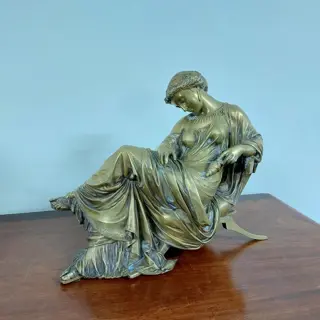 Auguste Joseph Peiffer (1832–1886) - Beeld, zittende klassieke vrouw (1) - Brons (verguld) - Tweede helft 19e eeuw