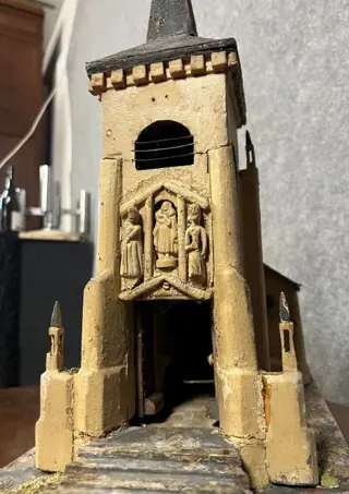 Volkskunstwerk: identieke reductie van een kerk met haar interieur - Hout, Karton - 19e eeuw